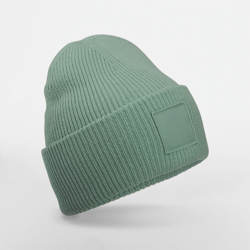 Bonnet à large revers avec patch ton sur ton